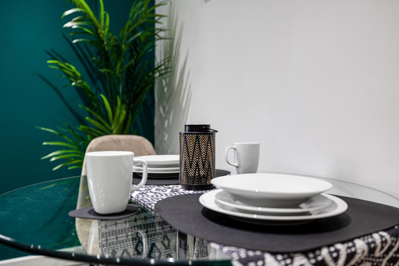 Cosy Modern Apt In Heart Of Stockport - Sleeps 4 Apartment ภายนอก รูปภาพ